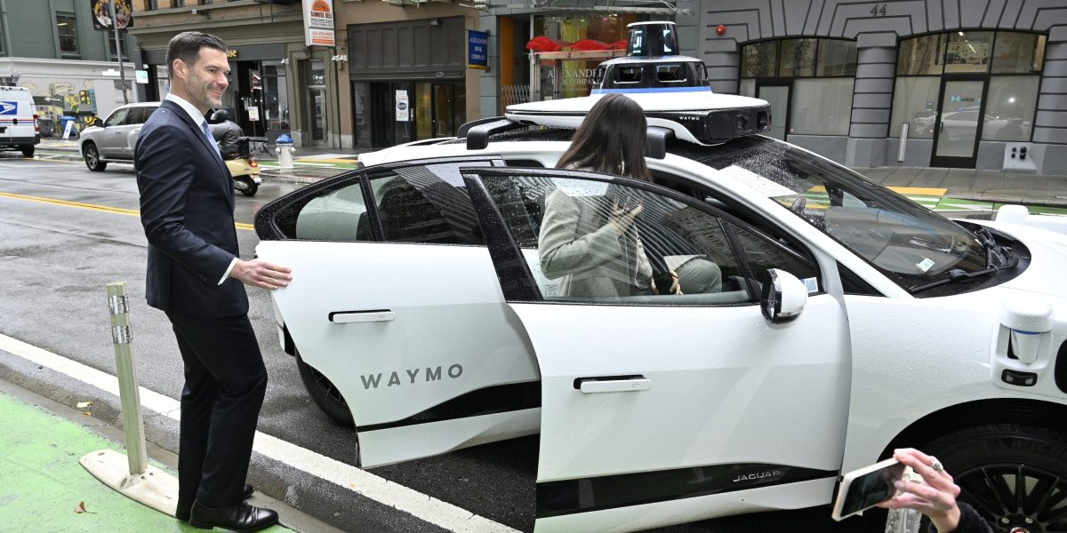 Beberapa Penumpang Waymo Terlalu Malas, Pekerja Gigi Dibayar  Hanya untuk Menutup Pintu