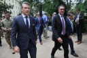 Pete Hegseth (à gauche) et Emil Michael (à droite) marchent ensemble