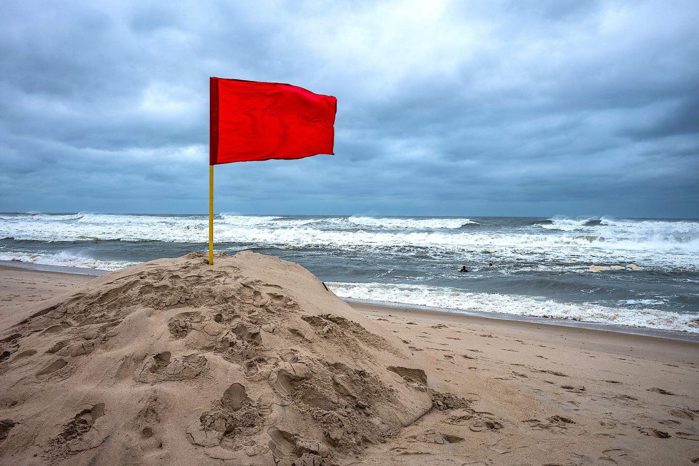 Photo: LONG ISLAND, UNITED STATES AUGUST 21: A red flag signifying no swimming is seen at Robert Moses beach on Long Island, New York on August 21, 2025, as Hurricane Erin moves up the East Coast. A coastal flood warning and no swimming advisory is now in effect for the Jersey Shore and New York's south-facing beaches. (Photo by Thomas Hengge/Anadolu via Getty Images)