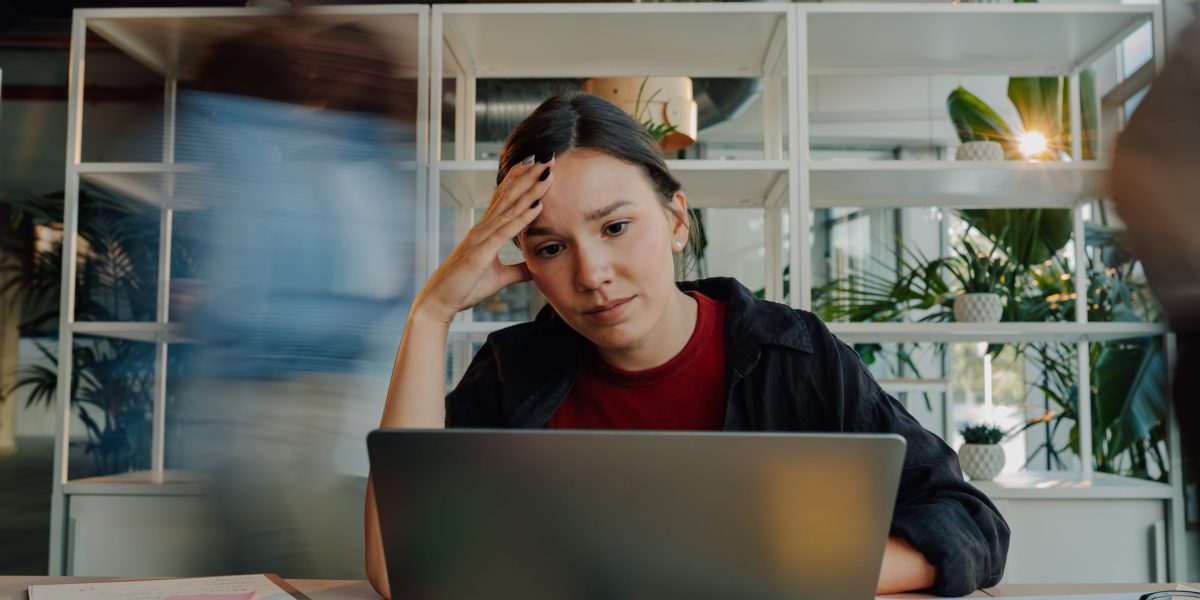 Los beneficios en el lugar de trabajo que el 95% de los trabajadores desean pero con los que no están satisfechos son beneficios básicos.