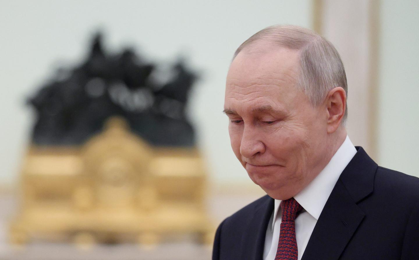 Russian officials are warning Putin that a financial crisis could arrive this summer, report says, while his war on Ukraine becomes too big to fail