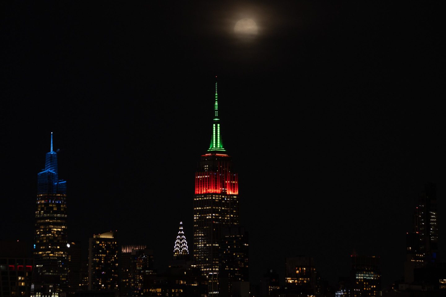 NEW YORK, UNITED STATES - FEBRUARY 01: Ice floes drift along the Hudson River as the sun sets over New York City, casting warm hues across the frozen waterway on February 01, 2026 in United States. At the same time, the full Snow Moon rises behind the Empire State Building with the cityâs iconic skyline. (Photo by Lokman Vural Elibol/Anadolu via Getty Images)
