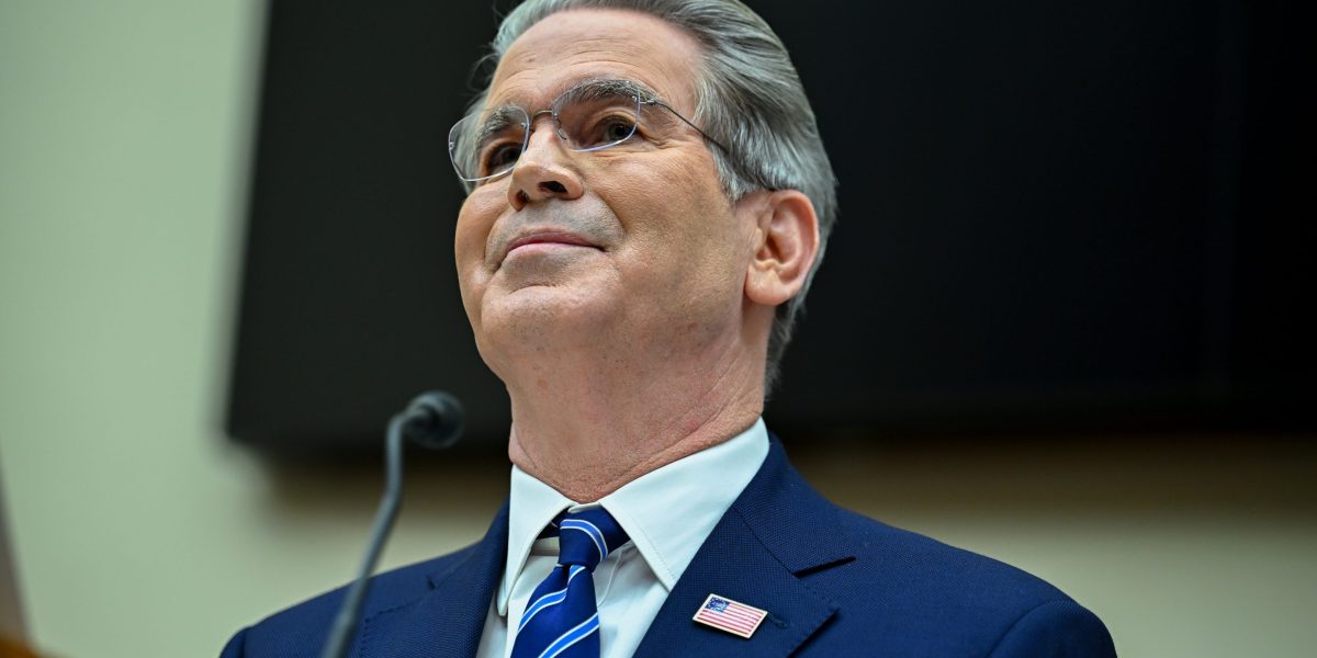 Momen ‘Tertangkap Basah’ Scott Bessent Soal Tarif Trump dan Inflasi