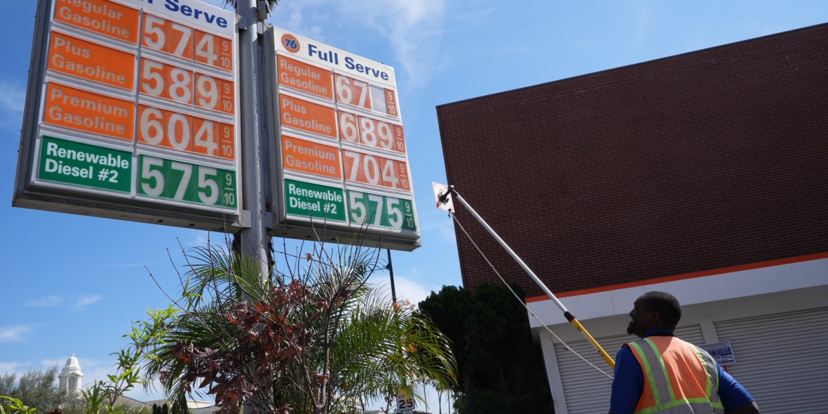 Harga Bensin Naik Menjadi ,41 per Galon
Sejak Trump Luncurkan Perang terhadap Iran,
Harga Minyak Melonjak 36%