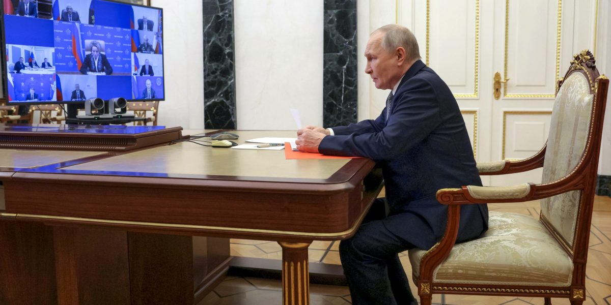 Estados Unidos levanta algunas de sus sanciones al petróleo ruso. que tarda aproximadamente de 5 a 6 días en transportarse desde el Estrecho de Ormuz.