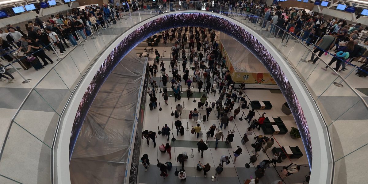 'Airport Dad' faces reckoning amid long lines as travelers told not to arrive too early: '90 minutes before departure is all you need' | Fortune