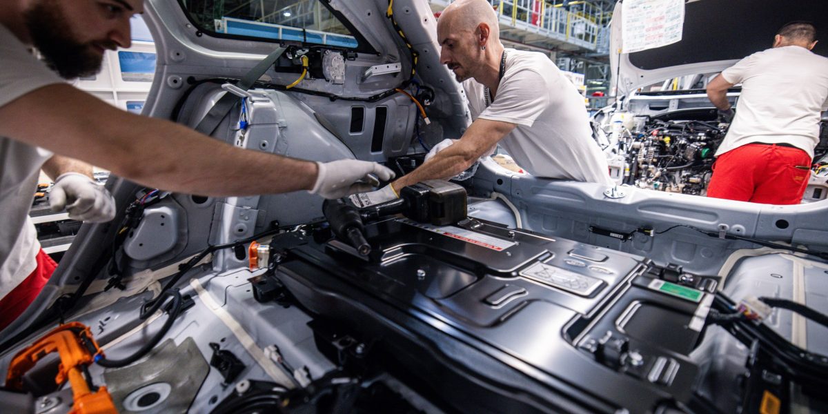 Hampir 1.000 Pekerja Terkena PHK di Pabrik Baterai Georgia

Sebanyak Perusahaan Batalkan Kendaraan Listrik dan Kehilungan Insentif