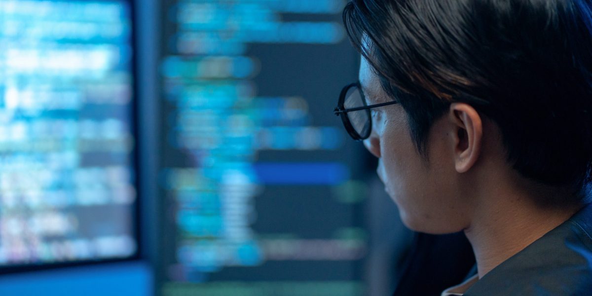 Amazon Kembali Libatkan Manusia Setelah Situs Ritelnya Crash Akibat ‘Saran Keliru’ yang Diambil Agen AI dari Wiki Lawas