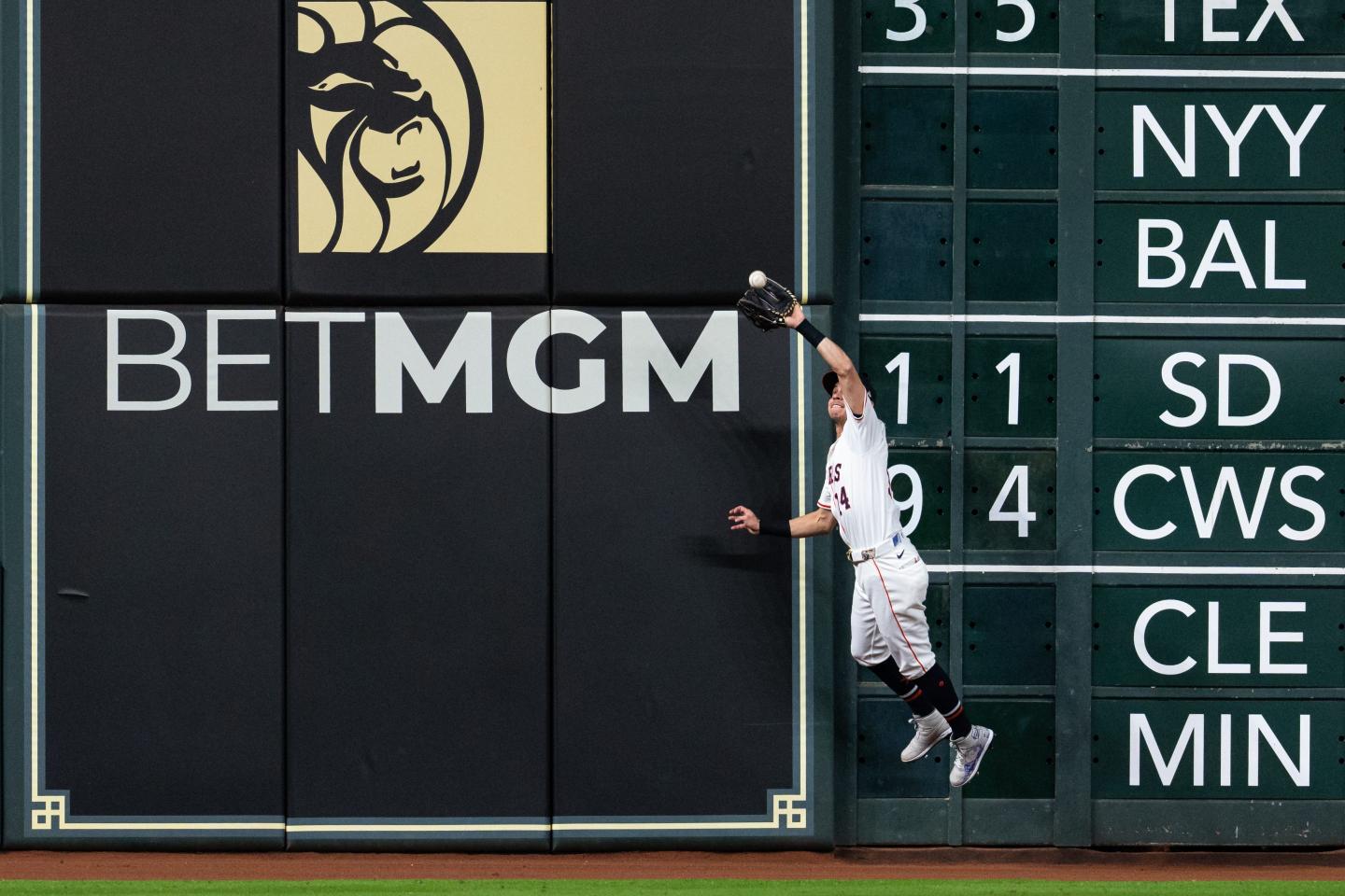 baseball catch before betmgm ad