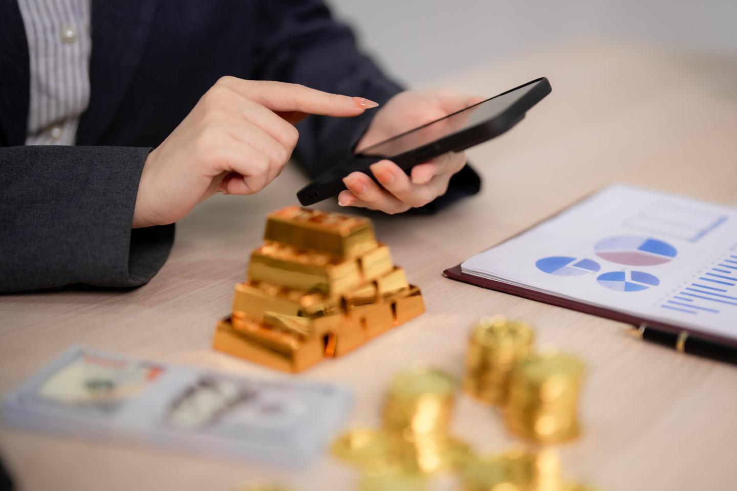 Should you invest in physical gold or a gold ETF?