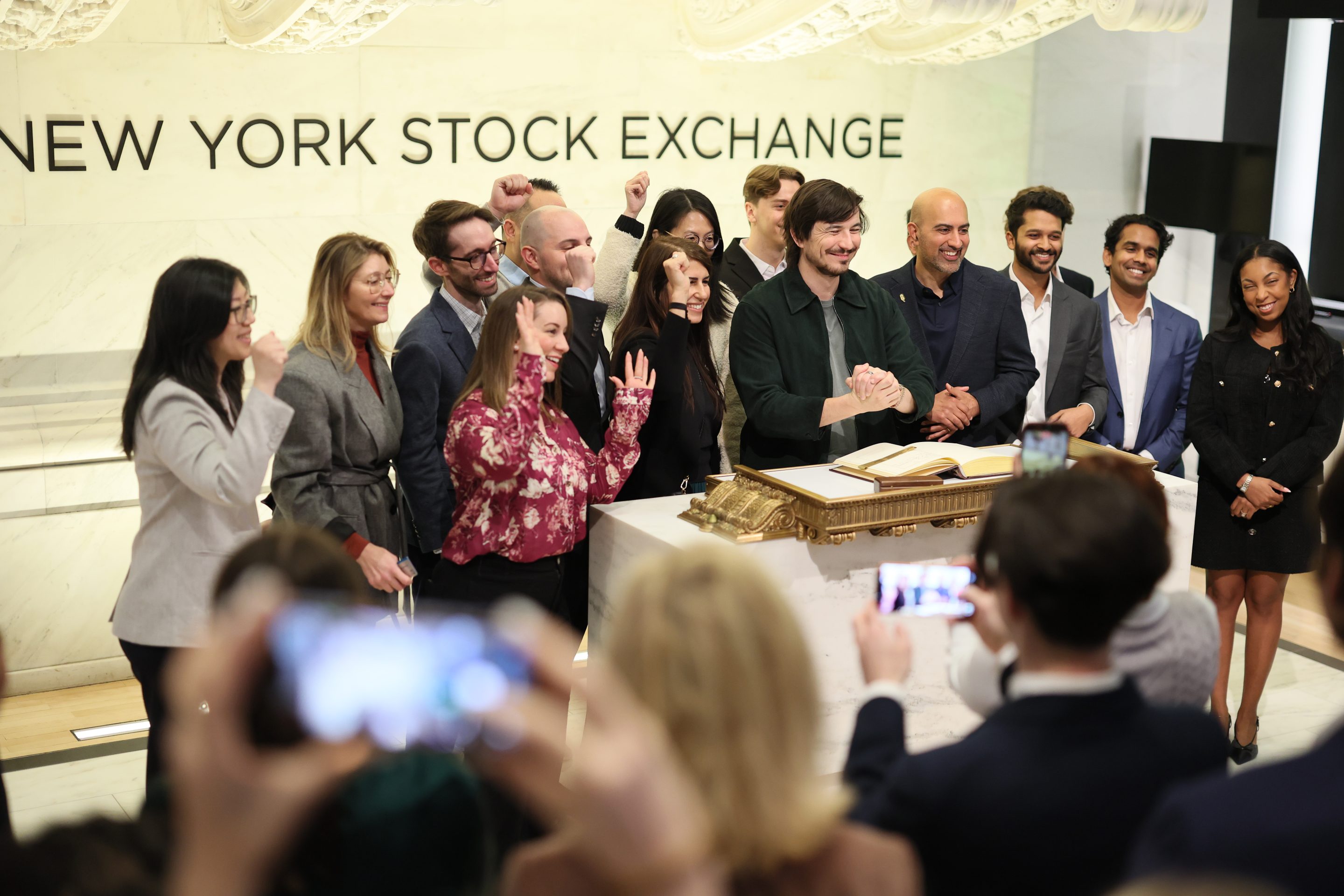 fortune.com - Leo Schwartz - Robinhood wants everyone to be able to invest in hot startups like Databricks and Ramp, but how much risk will investors take on?