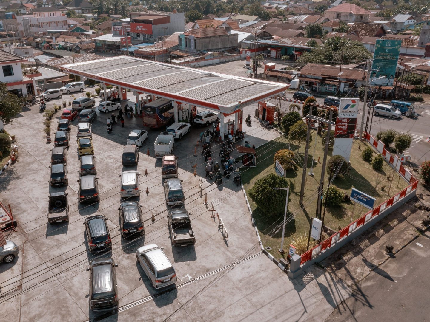 Vehicles in a queue at a PT Pertamina gas station in Bengkulu, Indonesia, on Saturday, March 14, 2026. Jakarta is grappling with fuel prices that have spiked across the region as a war in the Persian Gulf upends supply  just as more than 100 million people hit the road for the Islamic festival of Eid Al-Fitr. Photographer: Muhammad Fadli/Bloomberg via Getty Images