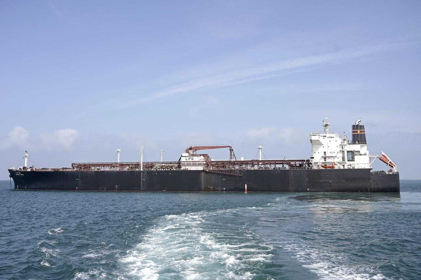 U.S. allows sale of stranded Iran oil to cap fuel-price rises