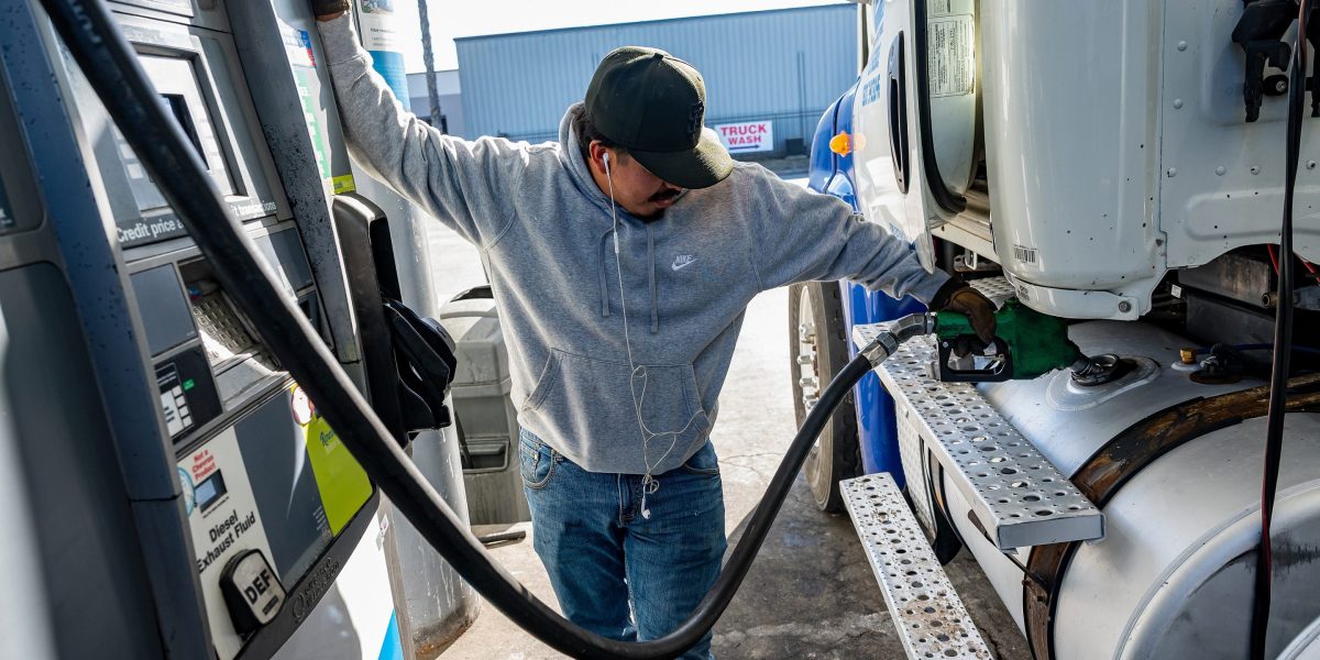 Bond yields are falling even as oil tops $102, showing that Wall Street fears recession more than inflation | Fortune