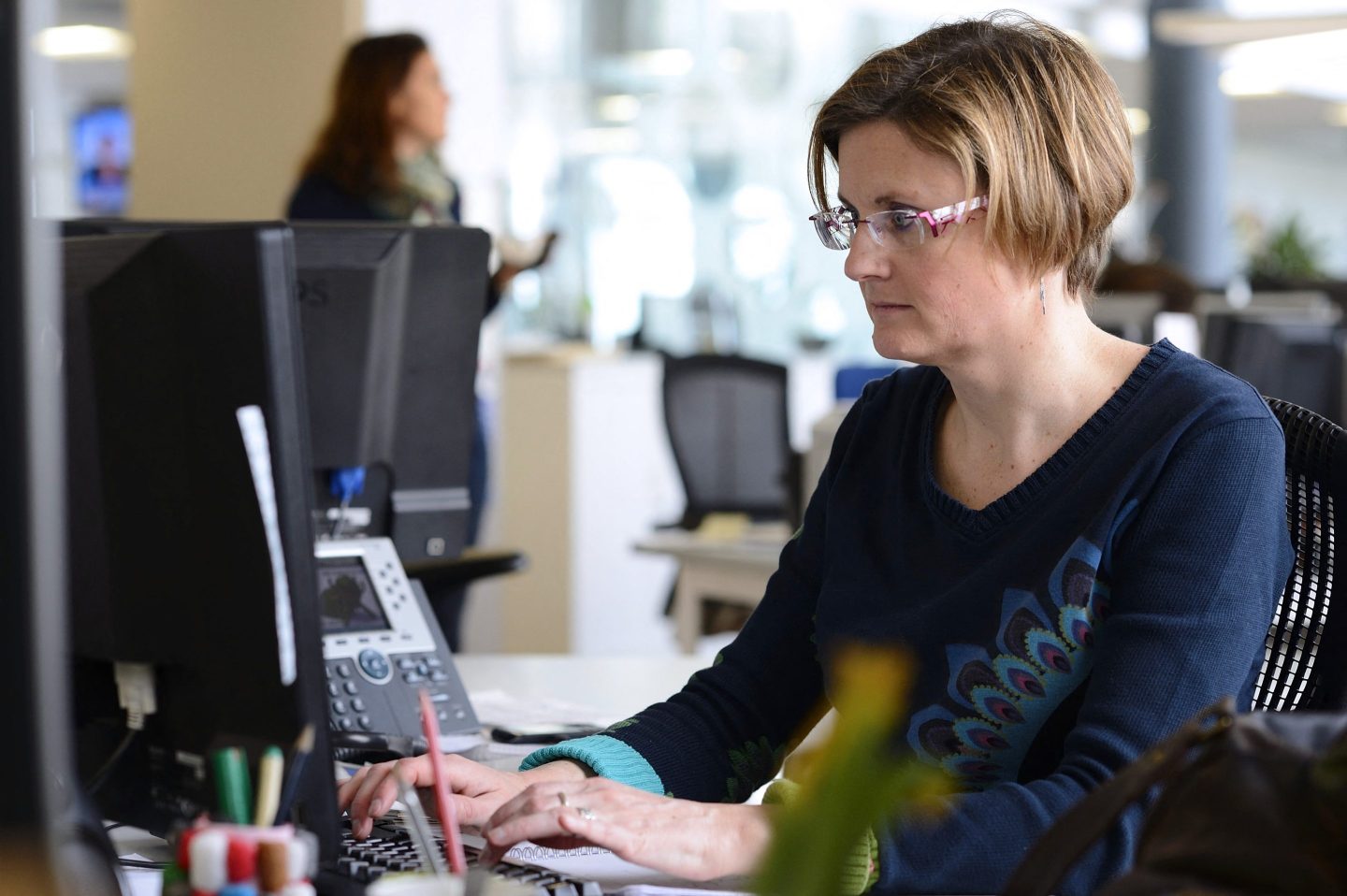Journalist of AFP political departement, Karine Perret works on February 5, 2014 at the headquarters of the global news agency Agence France-Presse (AFP) in Paris. AFP PHOTO / ERIC FEFERBERG (Photo by Eric Feferberg / AFP) (Photo by ERIC FEFERBERG/AFP via Getty Images)