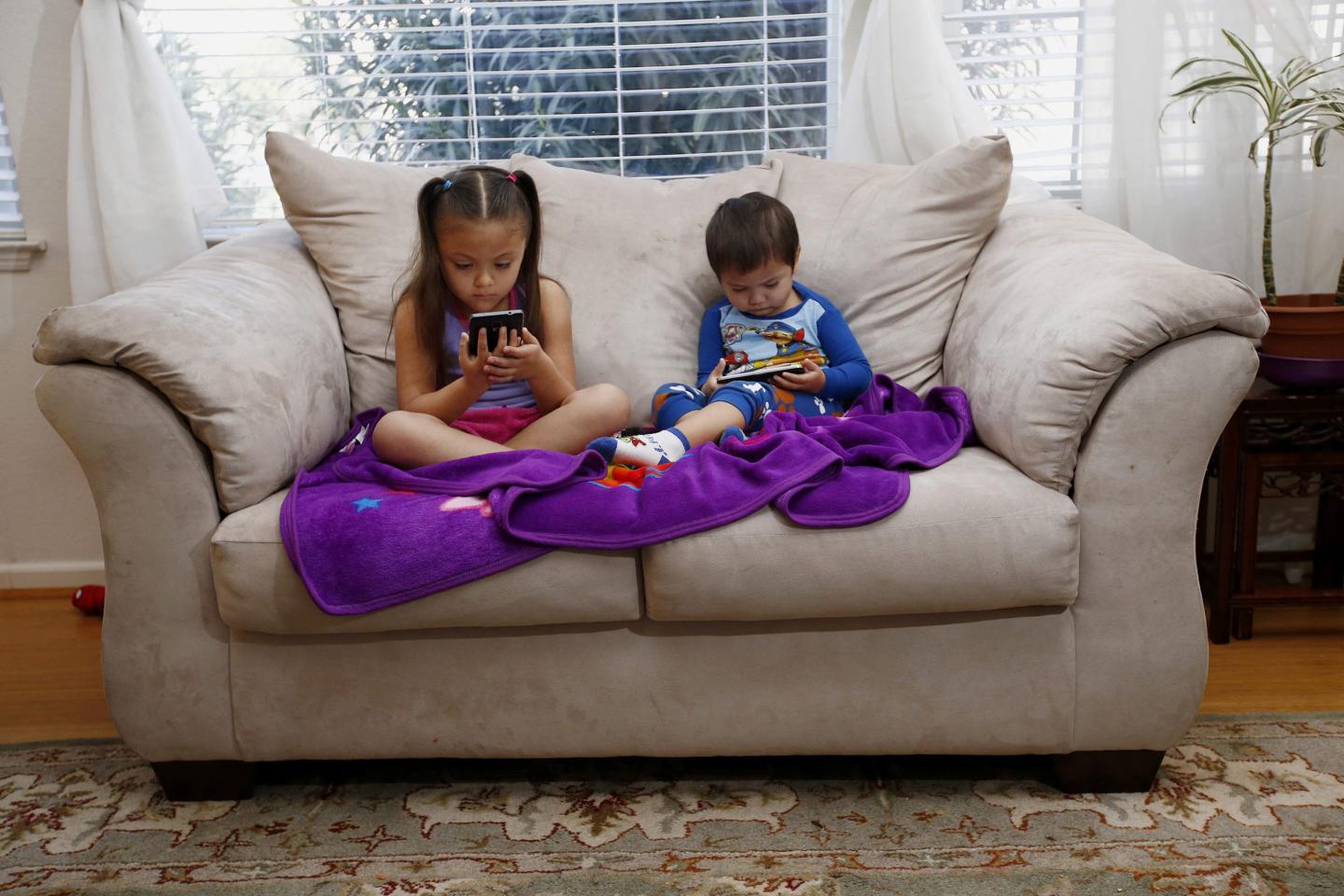 kids on phones