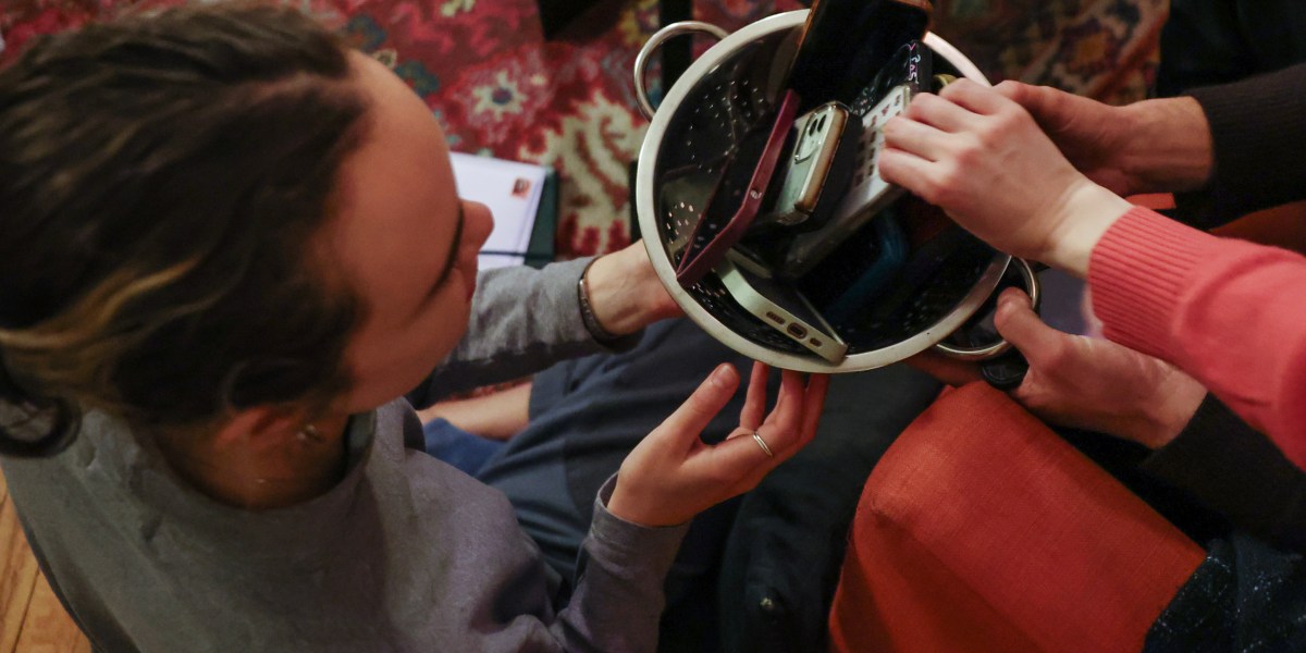 Meet the millennial and Gen Z 'attention activists' who are trying desperately to unplug from their phones | Fortune