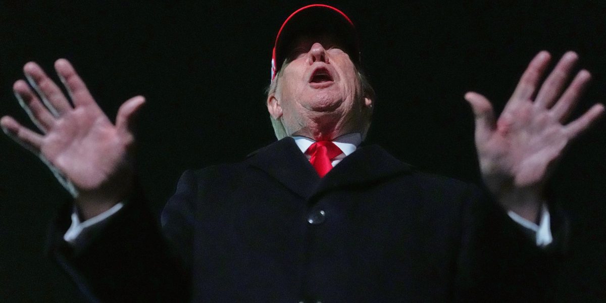 Trump refuses to apologize to the Pope, offers implausible explanation for tweeting himself as Jesus Trump refuses to apologize to the Pope, offers implausible explanation for tweeting himself as Jesus