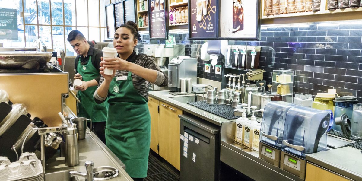 Starbucks is offering $1,200 bonuses, expanded tipping, and weekly payouts to boost the pay of its U.S. baristas | Fortune