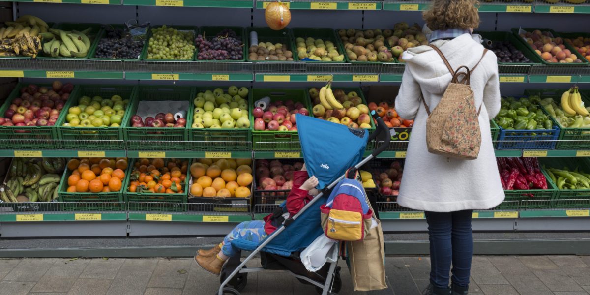 Ekonomi Terasa Lebih Buruk dari Data Inflasi karena Biaya Pengasuhan Anak Tak Dianggap ‘Kebutuhan’
