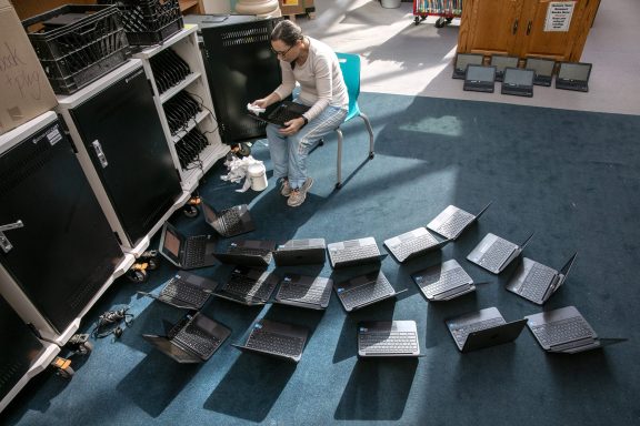 America’s schools admit screens make students worse off and are ...