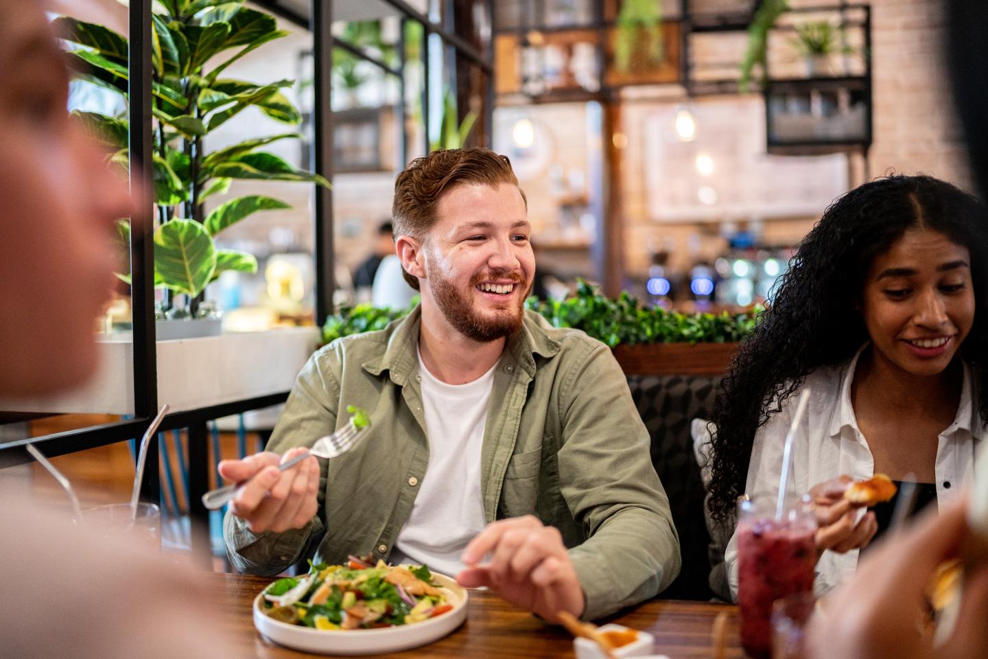 Phones banned at the bar: Why Gen Z is actually cheering the no-screen dining movement