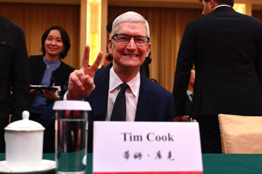 Apple's New CEO Takes Over China Business