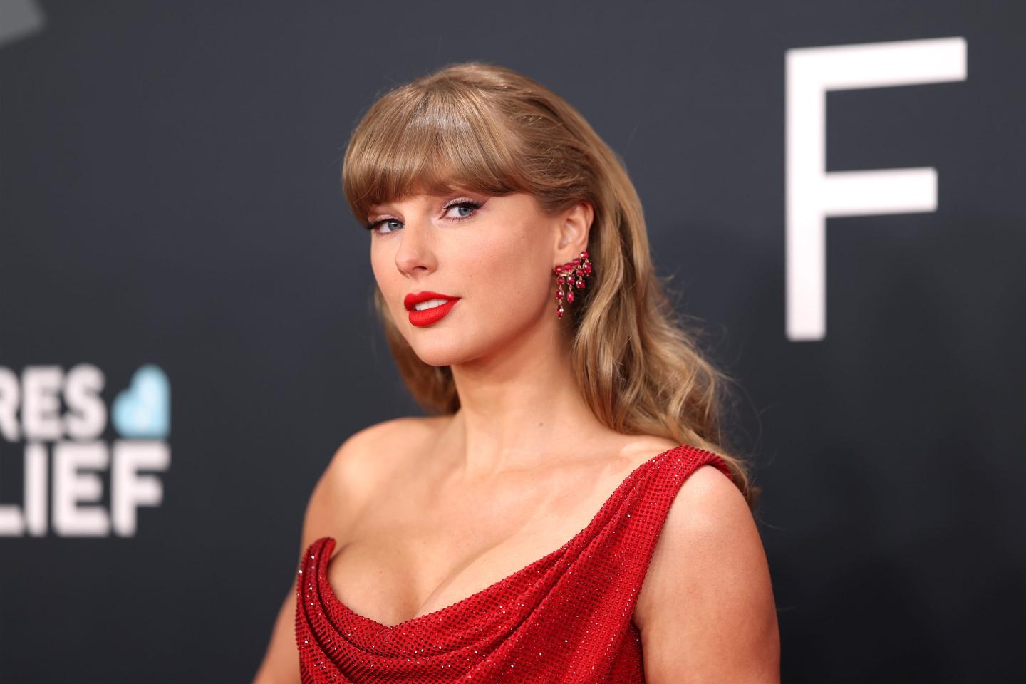 Taylor Swift poses.