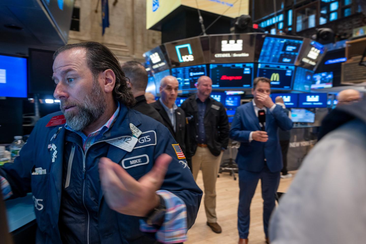 Traders work on the floor of the New York Stock Exchange (NYSE) on April 04, 2025 in New York City.