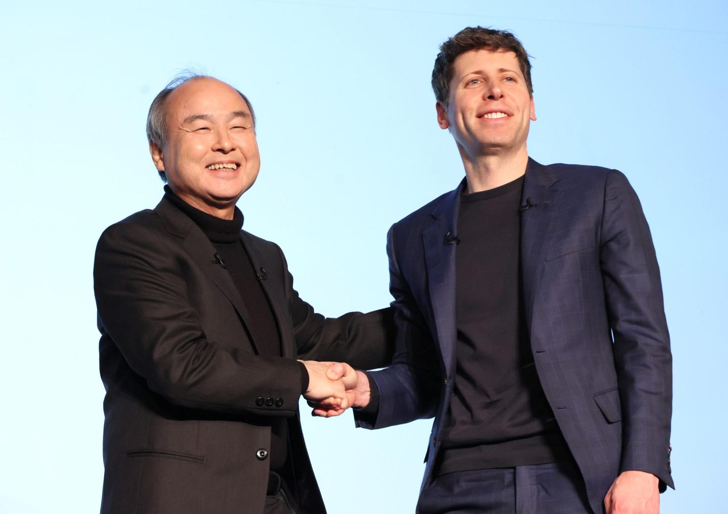 Le PDG d'OpenAI, Sam Altman avec le PDG du groupe Softbank,