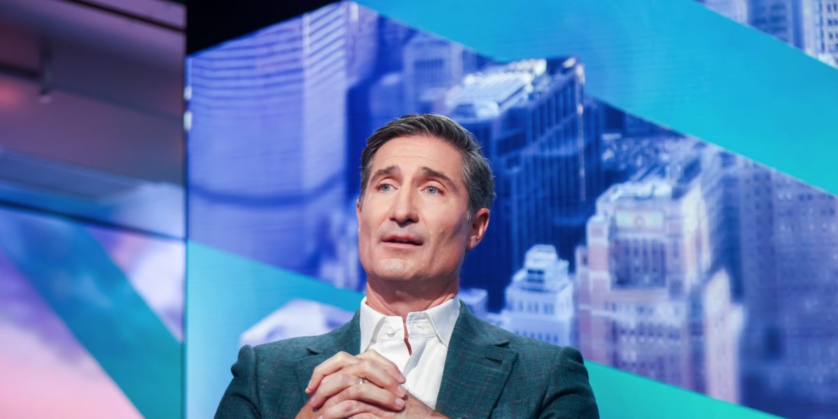 Starbucks CEO sees the turn in the turnaround as human touch sings