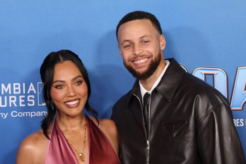 Stephen and Ayesha Curry talk about the one habit that separates good business leaders from great ones