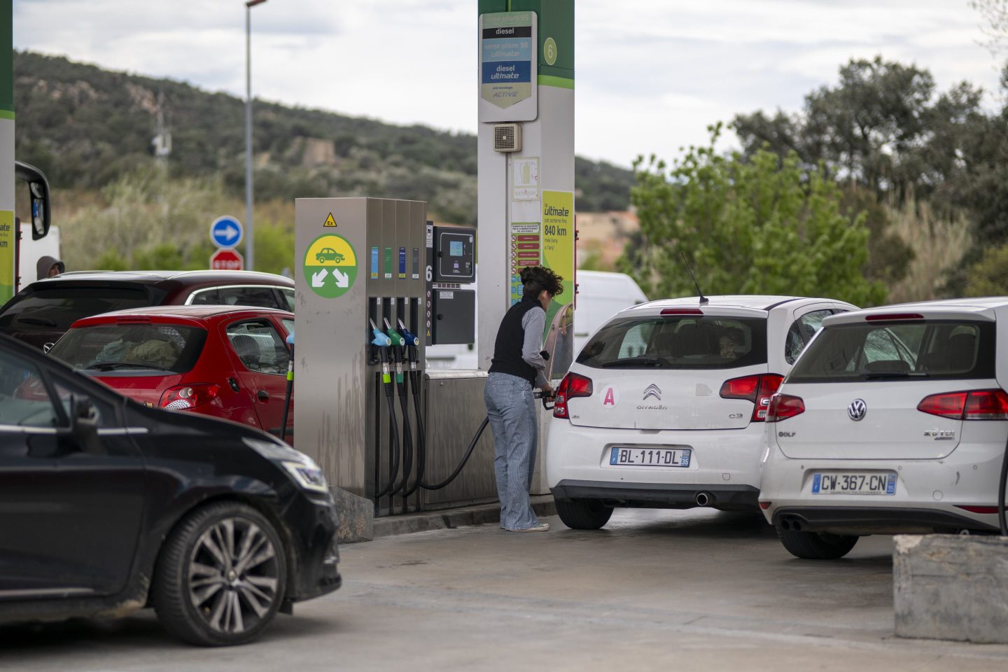 LA JONQUERA, SPAIN - MARCH 28: The recent drop in fuel prices in Spain is attracting drivers from neighboring countries, particularly France, highlighting fiscal differences within the European Union and reigniting debate over energy price harmonisation. In border areas such as La Jonquera, an increasing number of French drivers are crossing into Spain specifically to refuel, taking advantage of lower prices. This trend has intensified following recent adjustments in Spanish fuel costs. The price gap is largely attributed to differences in taxation policies. The situation has led to growing calls in France for measures such as reducing VAT on fuel in order to ease the financial burden on households and improve price competitiveness. Although residents living near the border are less affected â" as many already relied on Spanish fuel stations â" there is a broader sense of rising living costs, particularly in everyday goods and supermarket prices in La Jonquera, Spain, March 28 2026 (Photo by Lorena Sopena Lopez/Anadolu via Getty Images)