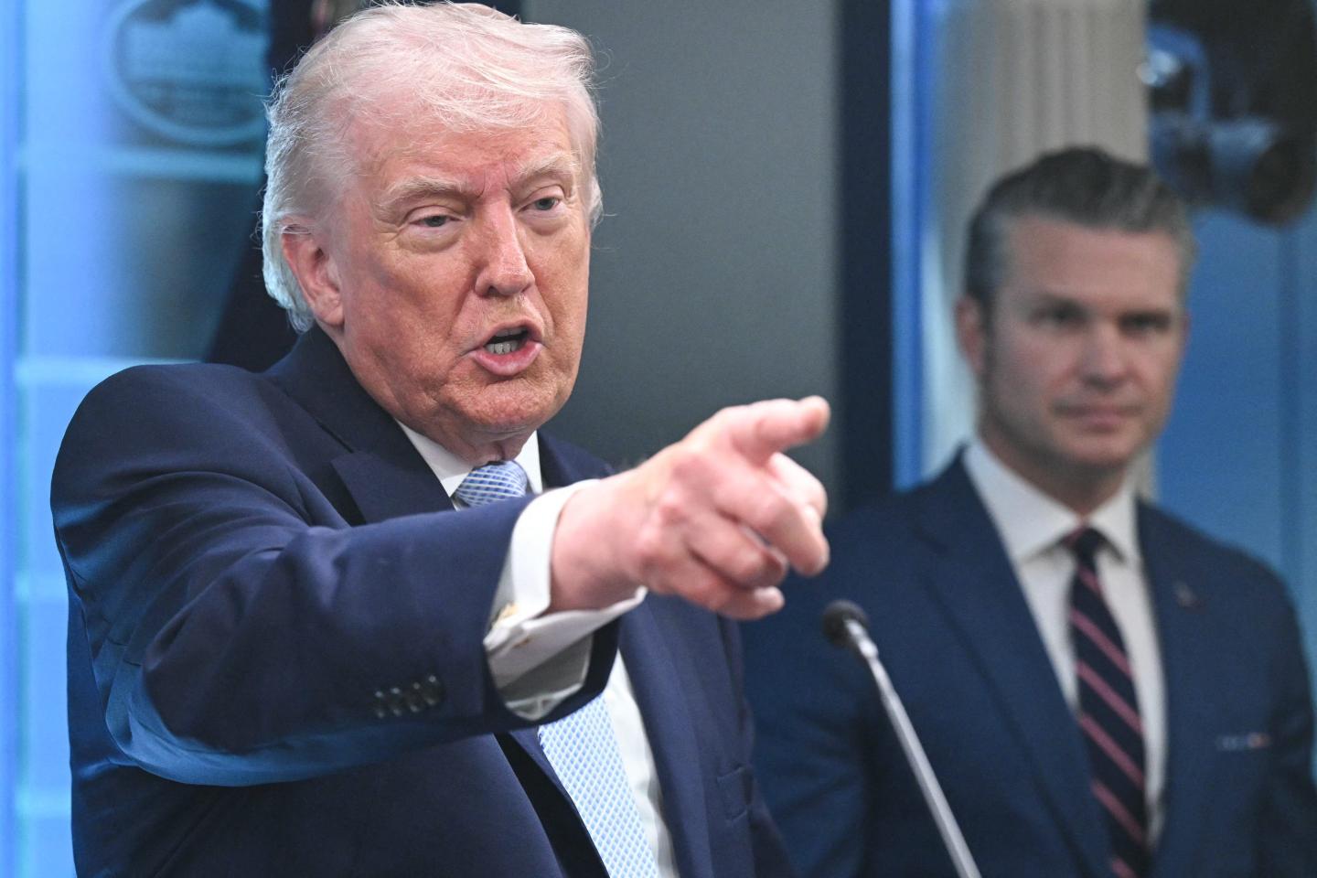 Photo of Donald Trump (left) and Pete Hegseth (right)