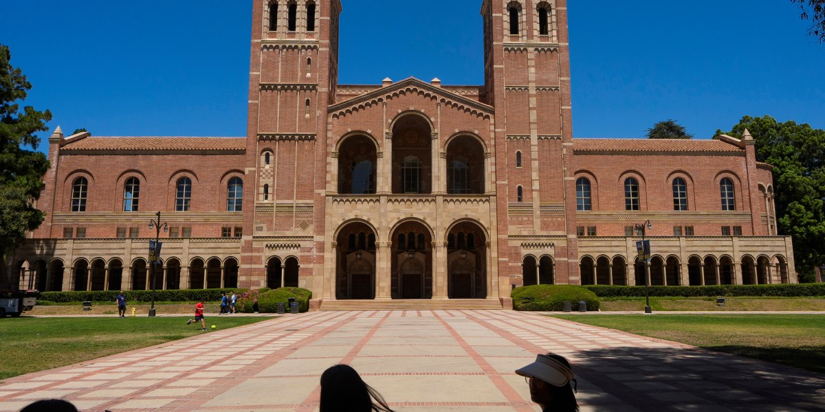 "Mahasiswa Kulit Putih, Asia, dan Lainnya yang Berkualifikasi Tinggi Ditolak Masuk": DOJ Tuding UCLA Lakukan Diskriminasi