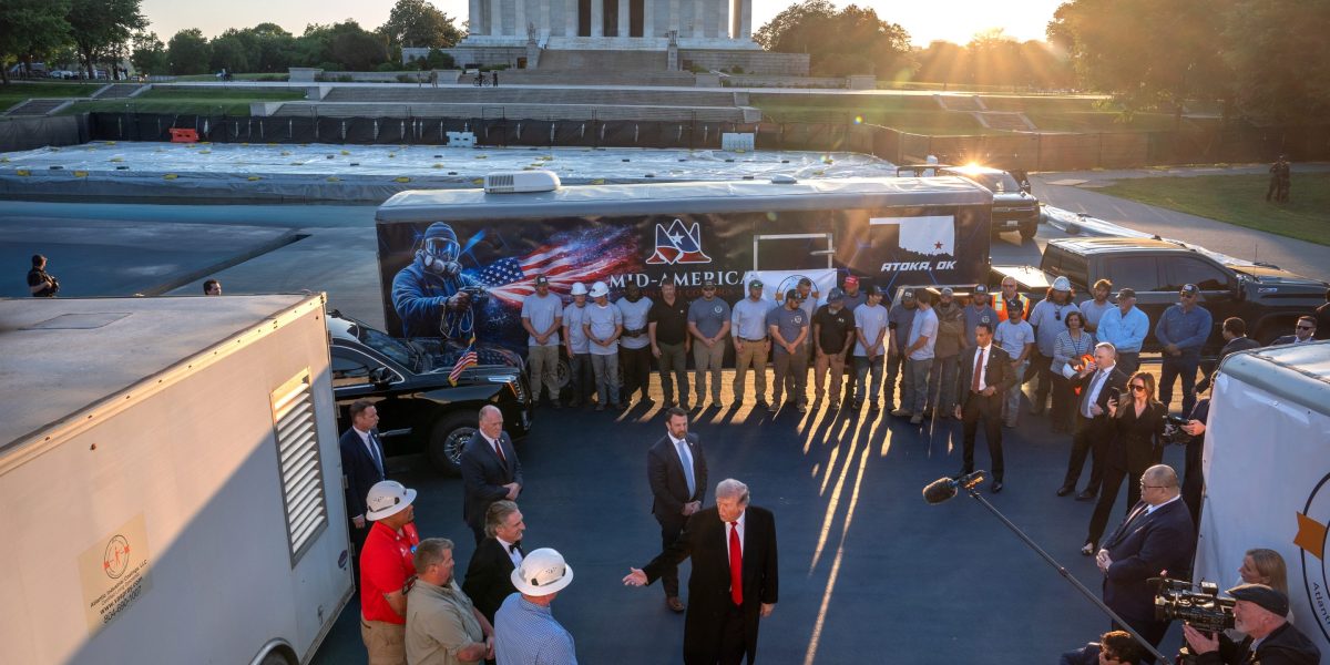 Sebuah organisasi nirlaba menggugat untuk menghalangi pemerintahan Trump mewarnai Kolam Refleksi menjadi biru
