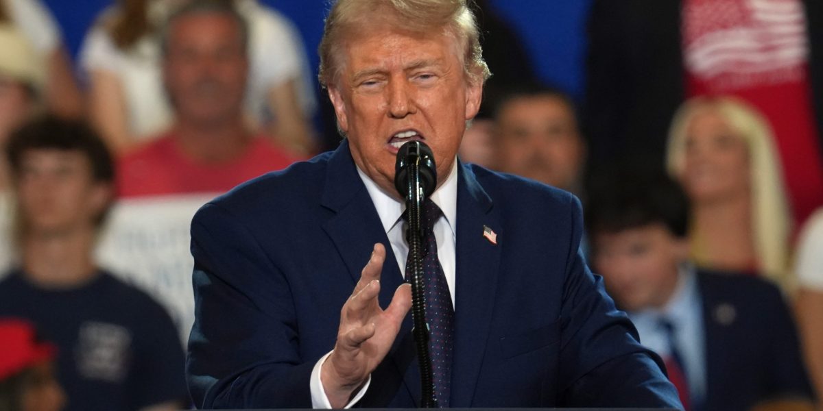 Judul yang Diformat Ulang:
Trump Seharusnya Bicara tentang Ekonomi, tapi Malah TanyaKenapa Barang di Apotek Dikunci