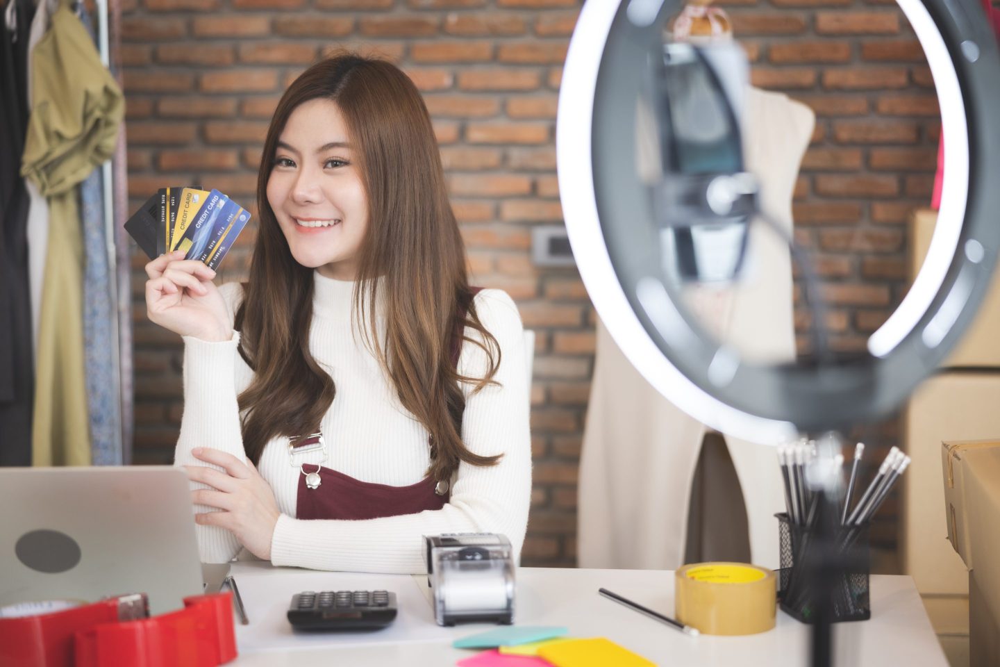 These experts made their careers grading travel credit cards and they say you’re being ripped off. It’s a $1.28 trillion crisis