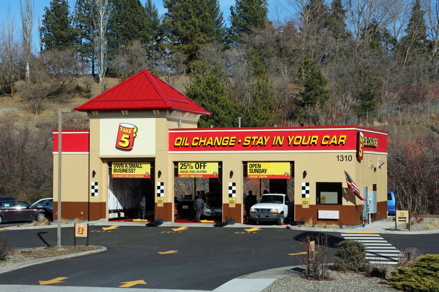 Take 5 Oil Change shop building. (Photo by: Don and Melinda Crawford/UCG/Universal Images Group via Getty Images)