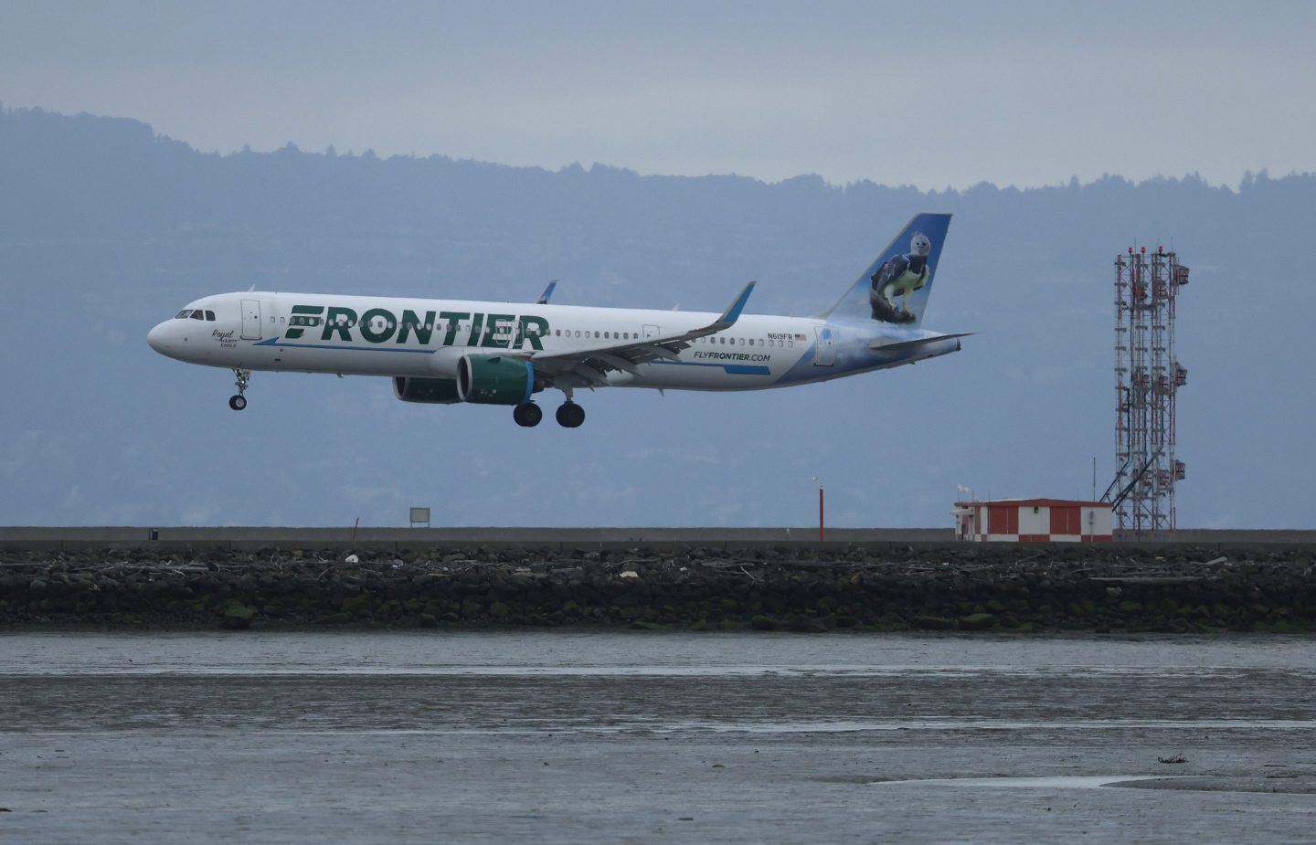 Frontier swoops in after Spirit fails while rivals cut capacity
