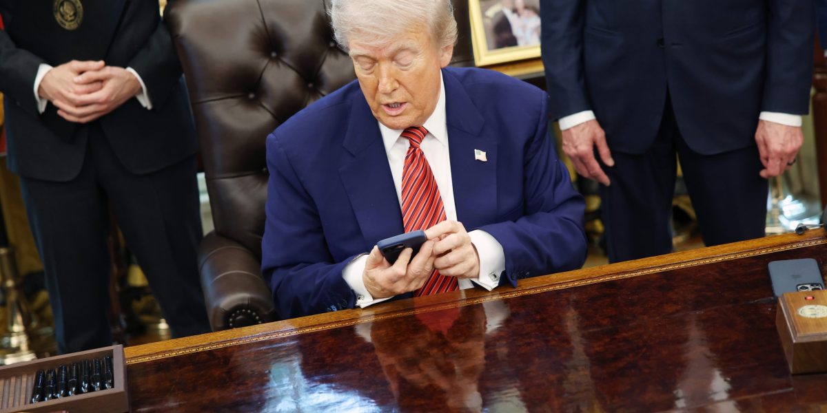 Setelah Menerima Setoran Rp100, Syarat Lancar Berubah: Ponsel Trump Mungkin Tak Pernah Jadi Diproduksi