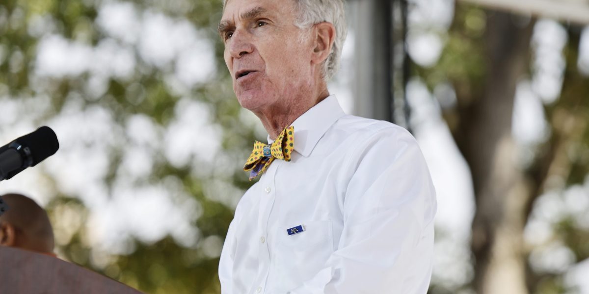 Bill Nye: Perusahaan Bilang Ada Kesenjangan Keahlian. Mereka Salah — dan Pelajar Bisa Membuktikannya