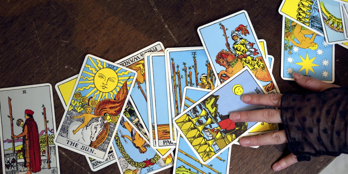 Kami Berbincang dengan 12 Peramal Tarot yang Kini Menggunakan AI. Mereka Terpecah dalam Dua Kubu, yang Membawa Implikasi Besar bagi Teknologi Ini