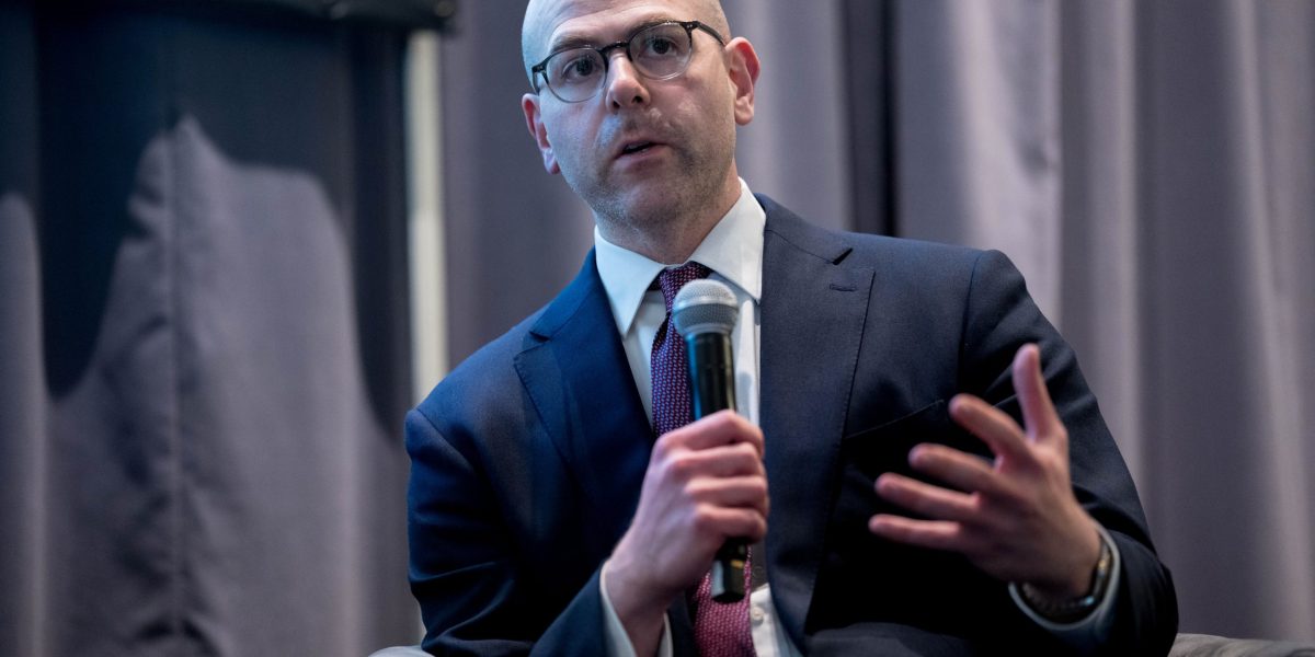 Fed Governor to Resign After Warsh Sworn In
