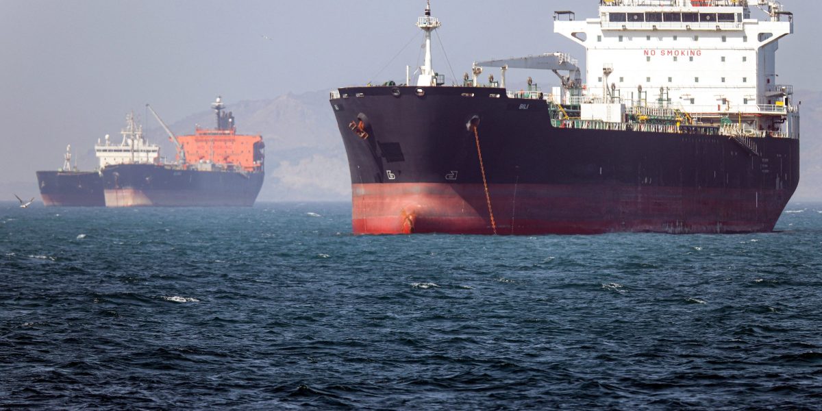 Oil drops as U.S. says deal with Iran and Hormuz reopening is near Oil drops as U.S. says deal with Iran and Hormuz reopening is near