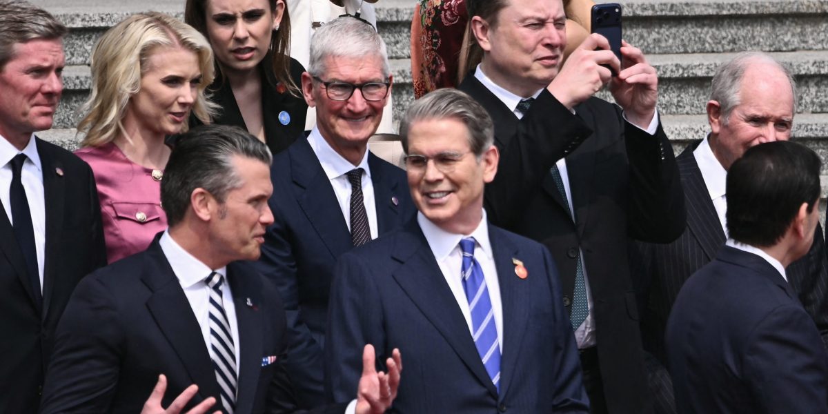 Scott Bessent Raup Miliaran dari Taruhan Melawan Mata Uang Palsu. Soal China, Ia Bungkam.