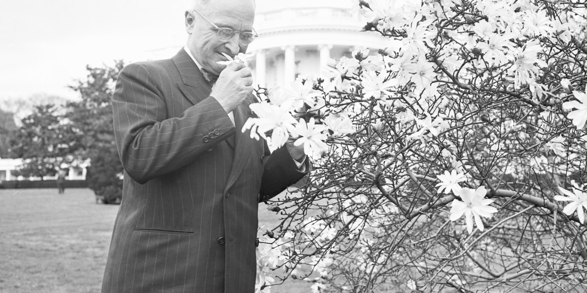 Triliunan dolar utang berpotensi lampaui rekor sejak Perang Dunia II—langkah penghematan di Washington tidaklah cukup.