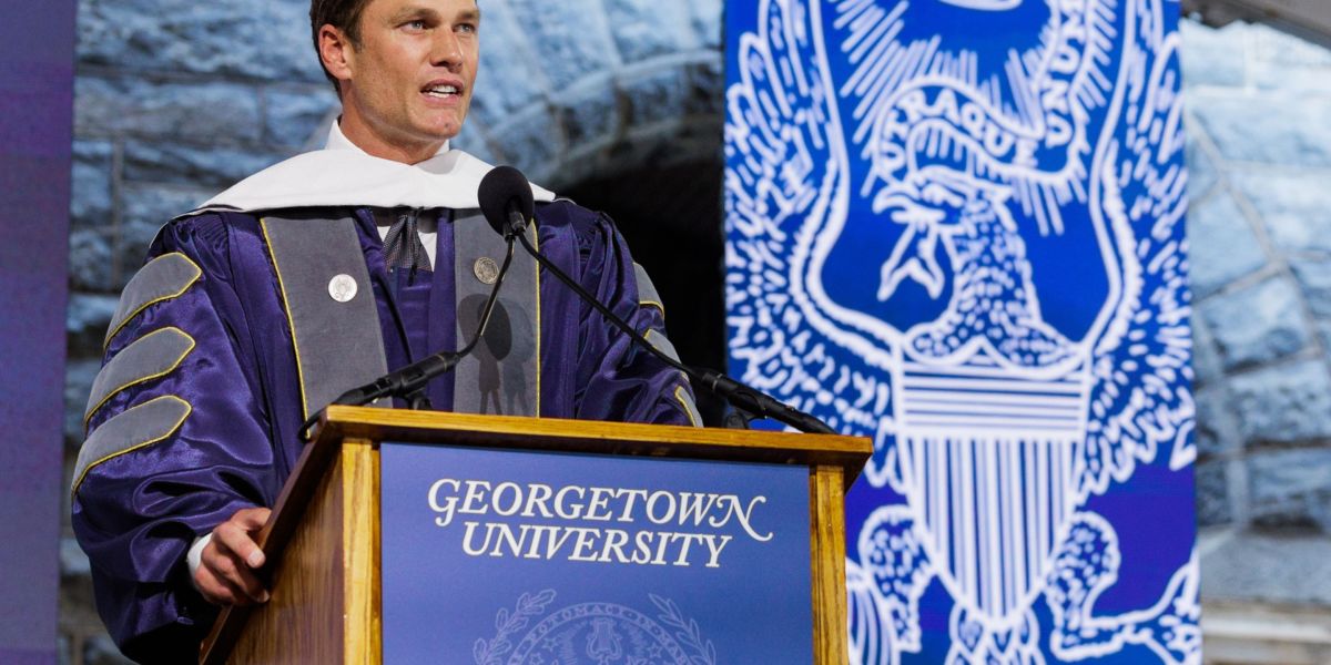 Tom Brady pada Gen Z: Perlakukan Kariermu Seperti Super Bowl — ‘Kau Mungkin Cuma Punya Satu Kesempatan untuk Memukau Bosmu atau Naik Jabatan’