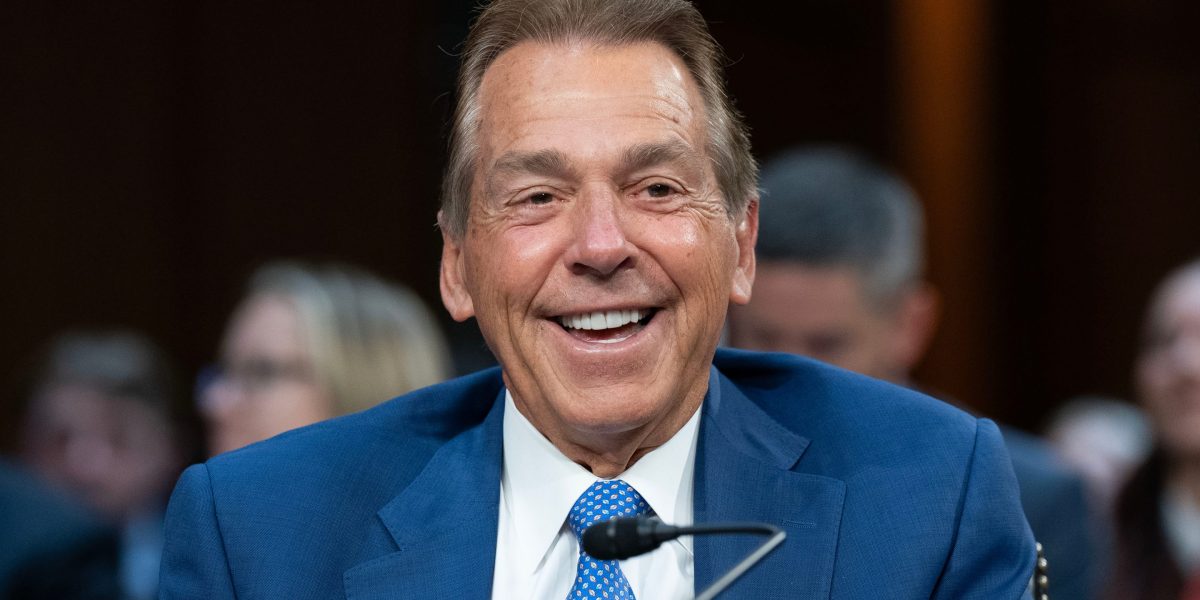 Nick Saban bagi Kongres: Olahraga kampus itu ‘Ferrari terbesar dan terganas’ melaju 150 mph menuju Grand Canyon. ‘Seseorang perlu menarik remnya.’