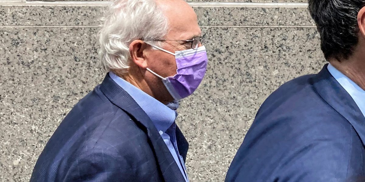 Trump Berikan Pengampunan kepada Mantan Anggota Kongres Republik yang Raup Rp5,75 Miliar dari Perdagangan Orang Dalam